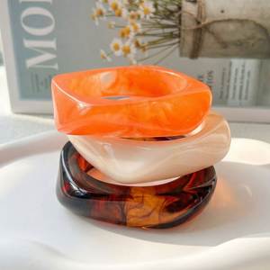 Bracelet en résine marbrée de qualité supérieure, bracelet en résine coloré fait à la main, bijoux en résine contemporains, accessoire de mode - Product Image 5