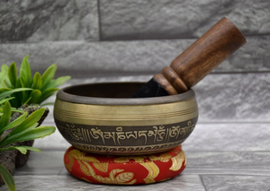 Cuenco tibetano artesanal de latón con mazo de madera y cojín bordado en rojo y dorado, estilo tibetano, para meditación y yoga. - Product Image 5