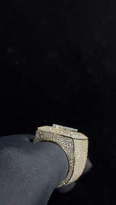 Bague de championnat élégante et personnalisable pour homme, plaquée rhodium, sertie de moissanite, style hip-hop, modèle à dessus plat, pour tenue formelle ou décontractée - Product Image 3