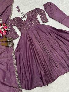 Robe Anarkali en soie Banarasi, entièrement imprimée à la main avec motifs uniques, longueur ras du sol, pour fêtes, réceptions et mariages - Product Image 5