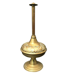 Aspersor clásico de latón para agua bendita con detalles florales grabados para todos los rituales. Disponible a precios de mayorista. - Product Image 1