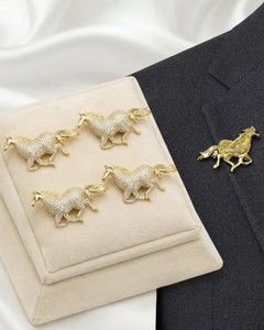 Broche élégante et tendance en forme de cheval au galop, plaquée or et zircon, pour femmes et hommes, idéale pour fiançailles, mariages et occasions spéciales - Product Image 2
