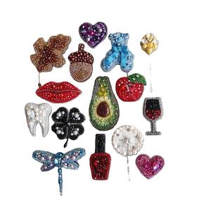 Broche de créateur élégante brodée à la main de perles de rocaille, style vintage - Product Image 2