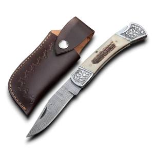 Couteau de poche pliable EDC en acier Damas fait main avec manche en corne de cerf, manche ergonomique en corne naturelle, lame ultra-affûtée, étui inclus - Product Image 1