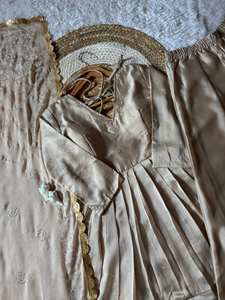 Conjunto de Kurti y Salwar Beige de Lujo con Peplum en Relieve, con Dupatta, Diseño Étnico para Bodas y Fiestas, Traje Premium Festivo Rangoli para Mujer - Product Image 6