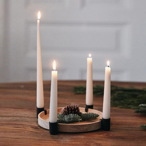 Plateau rond en bois pour bougies coniques avec quatre supports métalliques à clipser pour une décoration moderne de table. - Product Image 2