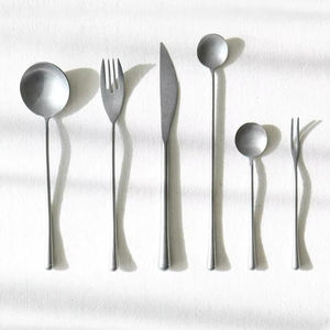 Ensemble de couverts en métal design pour une expérience culinaire de luxe, cuisine, restaurant, hôtel, collection de vaisselle élégante et polie - Product Image 1