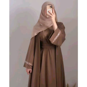 Robe Abaya noire élégante pour femmes avec détails perlés et manches cloche, y compris un hijab, tenue modeste longue. - Product Image 1