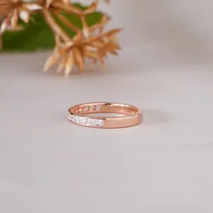 Elegante anillo de media eternidad con diamantes talla baguette en oro rosa para mujer, regalo de lujo para novia, compromiso o aniversario. - Product Image 3