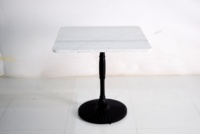 Table à manger convertible de haute qualité avec plateau en marbre carré finition naturelle et base en fonte industrielle pour la maison, l'hôtel et le restaurant