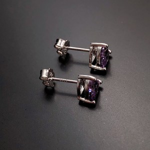 Boucles d'oreilles clous en argent sterling plaqué rhodium pour femme, serties de pierres en forme de poire, améthyste taille cœur, collection romantique, vente en gros Rhaya Jewels - Product Image 3