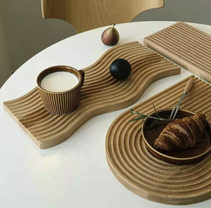 Plateau décoratif en bois de hêtre, forme irrégulière, design abstrait à ondulations, plateau minimaliste pour table de salle à manger - Product Image 5