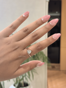 Bague solitaire raffinée en or massif 14 carats avec diamant de laboratoire taille trillion serti par tension, 0,90 carat VS EF, bijoux fins pour fiançailles - Product Image 1