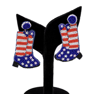 Boucles d'oreilles pendantes légères et confortables, inspirées des couleurs américaines, en forme de bottes de cowboy perlées, rouge, blanc et bleu patriotiques, style western affirmé - Product Image 1