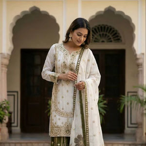 Ensemble Salwar en Soie Gmy Blanc à Imprimé Numérique et Broderie, Haut en Soie Gmy avec Broderie Lourde et Sequins, et Palazzo, Dupatta en Organza Tabby - Product Image 1