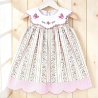 Robes d'été en gros pour filles : avec un ourlet festonné et un col brodé à la main, d'une élégance haut de gamme.