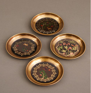 Sous-verre rond en laiton, fortement embossé d'un motif floral mandala traditionnel complexe, disponible à prix de gros. - Product Image 2