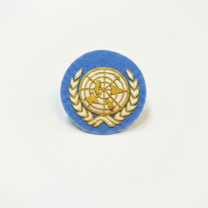 Écusson de blazer personnalisé, emblème globe, brodé rond, cousu main, fil doré, style classique, écologique - Product Image 1