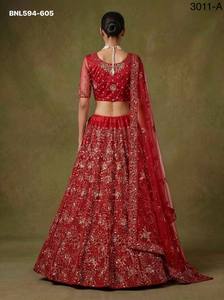Fournisseur de tenues traditionnelles indiennes de haute qualité, en tissu résille lourd avec des fleurs, des paillettes et des broderies Zari, comprenant un Lehenga-Choli et un ensemble Dupatta, de Surat. - Product Image 4