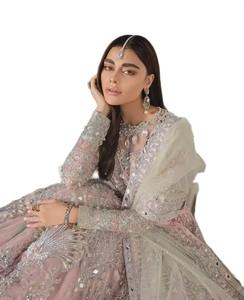 Robe de mariée pakistanaise haut de gamme rose poussière sculpturale avec épaulettes structurées et franges à pampilles - Product Image 5