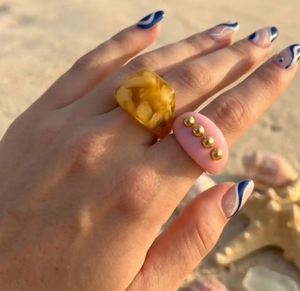Bague de cocktail pour femme en résine avec perles dorées, pierre ovale en résine, design géométrique moderne chrétien pour les occasions de fête et de mariage - Product Image 1