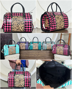 Bolsa de Viaje de Cuero Vacuno Hecha a Mano con Diseño a Cuadros, Estilo Moderno y Popular, para la Expo de Marzo 2026, Bolsa de Lujo para Unisex - Product Image 3