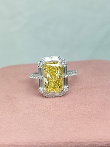 Colgante de Diamantes Amarillos Radiantes, Corte Baguette y Redondo, en Oro Blanco |   Elegante Joyería de Diamantes de Lujo con Múltiples Formas para Regalo de Boda - Product Image 1
