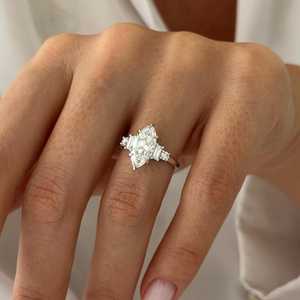Anillo de Cinco Piedras con Moissanita Brillante de 2CT, Corte Marquesa, Plata 925 Original, Joyería Fina para Novia, Regalo para Esposa - Product Image 5