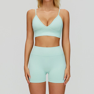 Ensemble de sport personnalisé pour femme : short et débardeur anti-bactérien à séchage rapide, avec logo frontal, sans coutures, idéal pour la gym, le fitness et le yoga - Product Image 4