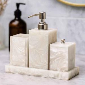 Ensemble distributeur de savon et porte-savon en résine de luxe, best-seller, pour comptoir de salle de bain, accessoires de salle de bain modernes en vente - Product Image 1