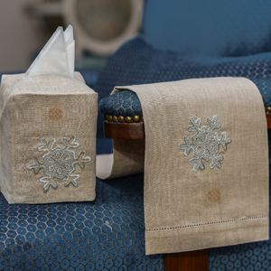 Broderie de flocons de neige blancs sur lin naturel crée un charme hivernal intemporel pour la salle de bain. Durable et réutilisable. - Product Image 1