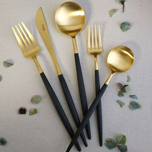 Juego de cubiertos inspirado en el romance nocturno para mesas íntimas, ideal para recepciones cálidas y cenas a la luz de las velas. - Product Image 1