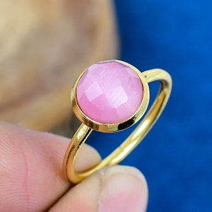 Bague artisanale en quartz rose naturel Monalisa de forme ronde, plaqué or 18 carats sur argent sterling 925 - Product Image 1