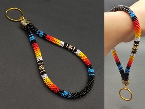 Porte-clés de poignet tendance fait main pour femme avec perles et motif décoratif noir, rouge, orange, jaune, blanc, bleu, or, avec anneau doré - Product Image 5