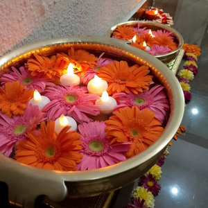 Recipiente de metal con acabado rústico para iluminación con velas en interiores de casas de campo, creando un ambiente decorativo acogedor y confortable. - Product Image 1