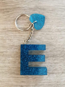 Llavero de Resina Hecho a Mano con Diseño de Letra Personalizada, Elegante Adorno para Bolsa y Llavero, Regalo para Amigos - Product Image 4