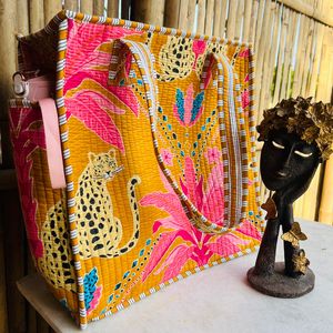 Veer Handicrafts – Panneau de tissu matelassé en coton multicolore style tropical pour la confection de sacs fourre-tout, sacs de shopping et sacs de voyage sur mesure - Product Image 1