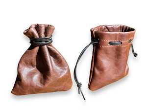 Bolsa de cuero hecha a mano con cordón, color marrón, forma irregular, bolsa portátil para monedas, artesanía natural - Product Image 1