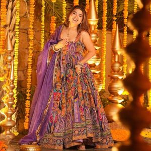 Ensemble de robe brodée en crêpe pur original avec dupatta en organza et pantalon pour femme, tenue de soirée, prix de gros par Royal Export - Product Image 2