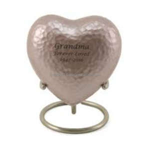 Urnes décoratives en forme de cœur en métal finies à la main avec de belles courbes et une construction solide, idéales pour la conservation des cendres d'animaux domestiques ou humaines - Product Image 4