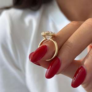 Bague de fiançailles géorgienne sertie de diamants de laboratoire ovales de 5 carats, or jaune 14 carats, certifiée IGI - Product Image 2
