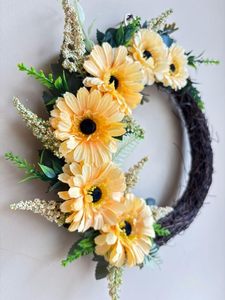 พวงหรีดดอกไม้ตกแต่งทรงกลมสไตล์เรียบง่าย พร้อมดอกเดซี่สีเหลืองและใบไม้สีเขียว งานฝีมือทำมือสำหรับแขวนผนัง - Product Image 4