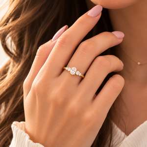 Elegante Anillo de Compromiso de Diamante con Corte Ovalado, Anillo de Boda de Moissanita para Mujer, Oro Amarillo Vermeil de 10K, Anillo de Regalo de Cumpleaños - Product Image 4