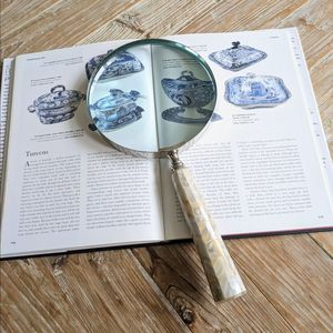 Lupa de Latón con Marco Metálico Resistente, Lente de Mano para Leer Libros, Periódicos, Mapas, Joyas, Monedas, Sellos, Manualidades e Inspección - Product Image 5