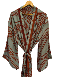 Robe kimono d'été faite à la main en soie patchwork grande taille, style sari indien vintage en tissu recyclé, tenue de nuit longue et ample - Product Image 1