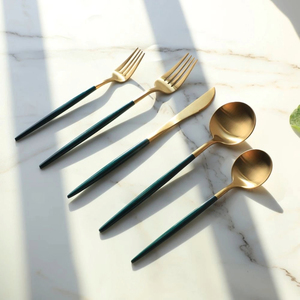 Ensemble de couverts de luxe en acier inoxydable doré et vert, finition miroir, réutilisable pour mariages et réceptions - Product Image 5