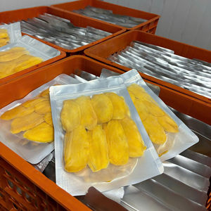 มะม่วงอบแห้งรสหวาน ขนมขบเคี้ยวอบแห้งสำหรับใช้ในออฟฟิศและเดินทาง บรรจุภัณฑ์แบบขายส่ง/สุญญากาศ/ของขวัญ ผลิตจากเวียดนาม - Product Image 1