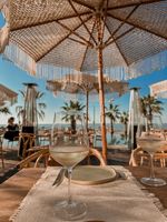 Parasol de luxe fait main en macramé et corde de coton avec franges et pompons pour terrasse extérieure, cour ou usage hôtelier