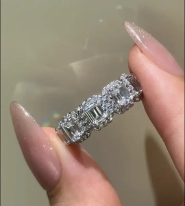 Bague d'anniversaire élégante en argent sterling plaqué or blanc avec pierre blanche en moissanite taille émeraude et halo, en argent 925, pour femme. - Product Image 3