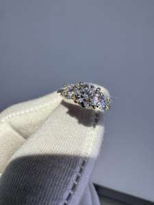 Anillo de Moissanita Trilogy: Oro de 14k, Anillo de Compromiso de Tres Piedras, Anillo de Flor con Diamantes Redondos, Joyería de Oro Amarillo Sólido - Product Image 4